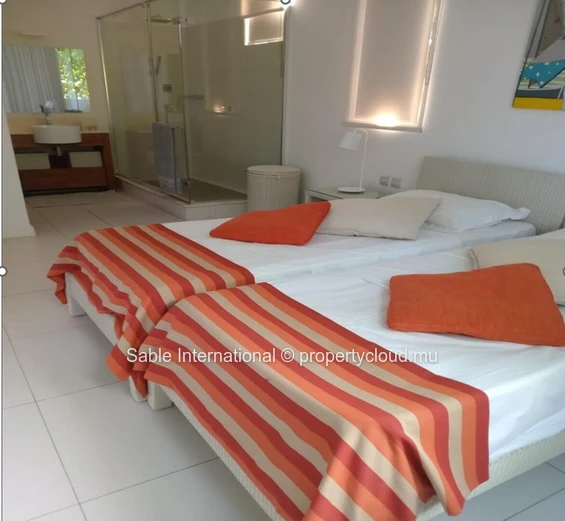 Appartement à vendre à Tamarin, 125m², 2 chambres, piscine commune, vue rivière et montagne. Meublé, climatisé,