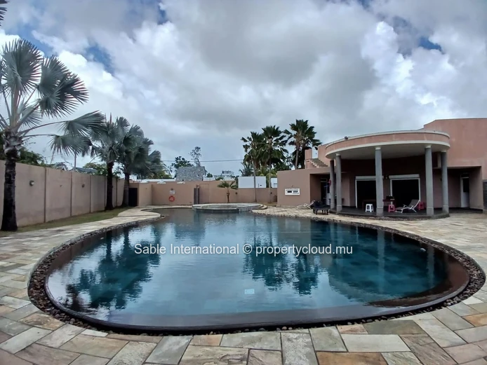Villa for Rent in Péreybère with Communal Pool, Garden, and Modern Amenities - Ideal for Families