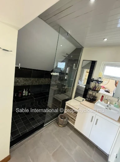 Penthouse à vendre à Péreybère, 174m², 3 chambres, piscine commune, front de mer, meublé, climatisé.