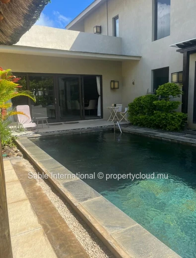 Maison à vendre à Péreybère, 250m², 3 chambres, piscine privée, proche des commodités