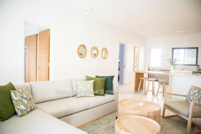 Appartement R+2 à vendre à Péreybère, 101m², 2 chambres, piscine commune, proche de la mer et des commerces.