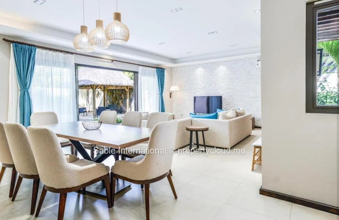 Maison à vendre à Péreybère, 250m², 3 chambres, piscine privée, proche des commodités
