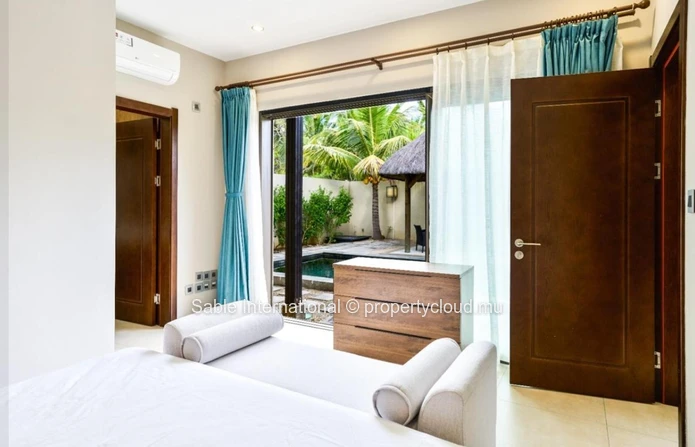 Maison à vendre à Péreybère, 250m², 3 chambres, piscine privée, proche des commodités
