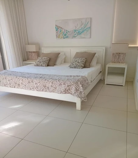 Appartement à vendre à Tamarin, 125m², 2 chambres, piscine commune, vue rivière et montagne. Meublé, climatisé,