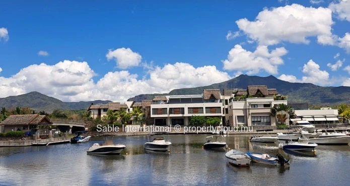 Appartement à vendre à Rivière Noire - Black River, 90 m², 2 chambres, piscine commune, vue rivière. Proche écoles, b...