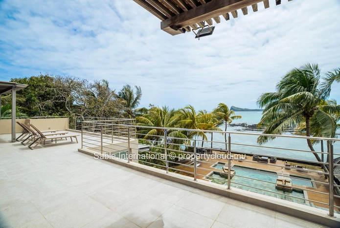 Penthouse à vendre à Cap Malheureux, 220m², vue mer, piscine commune, meublé, climatisé, parking.