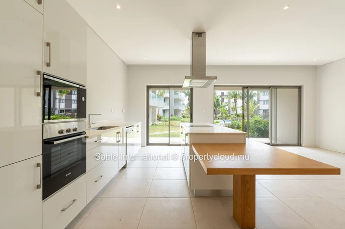 Luxurious Apartment with Private Pool & Sea Views in Pointe aux Canonniers