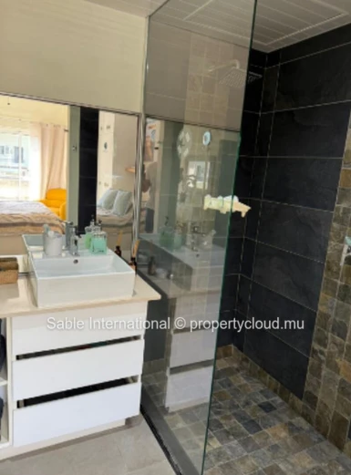 Penthouse à vendre à Péreybère, 174m², 3 chambres, piscine commune, front de mer, meublé, climatisé.